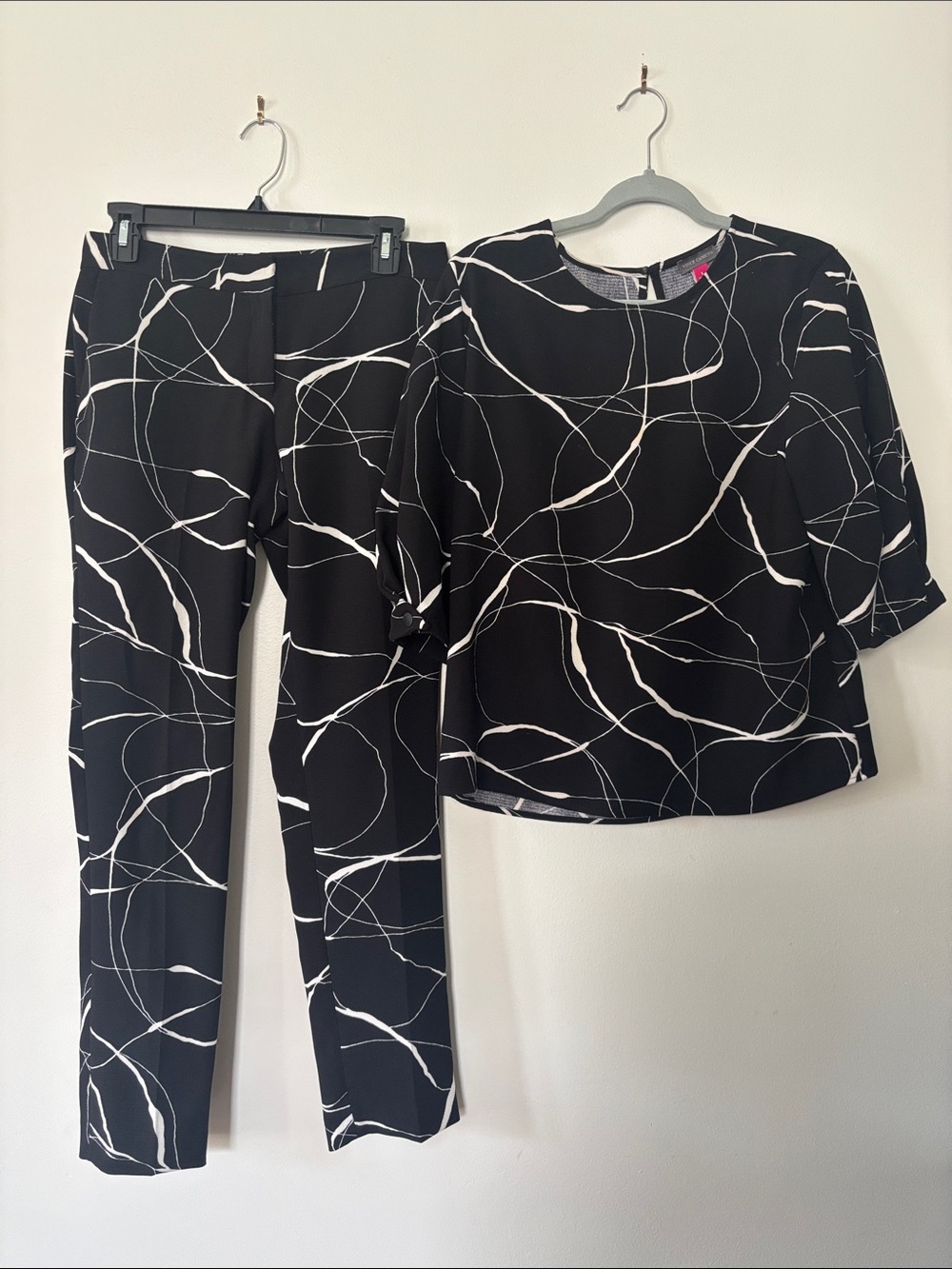 Vince Camuto Black & White Abstract Printed Straight Leg Set